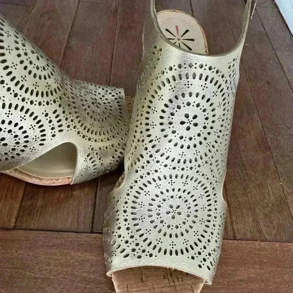 Issac Mizrahi gold  wedge sandals - Picture 2 of 6